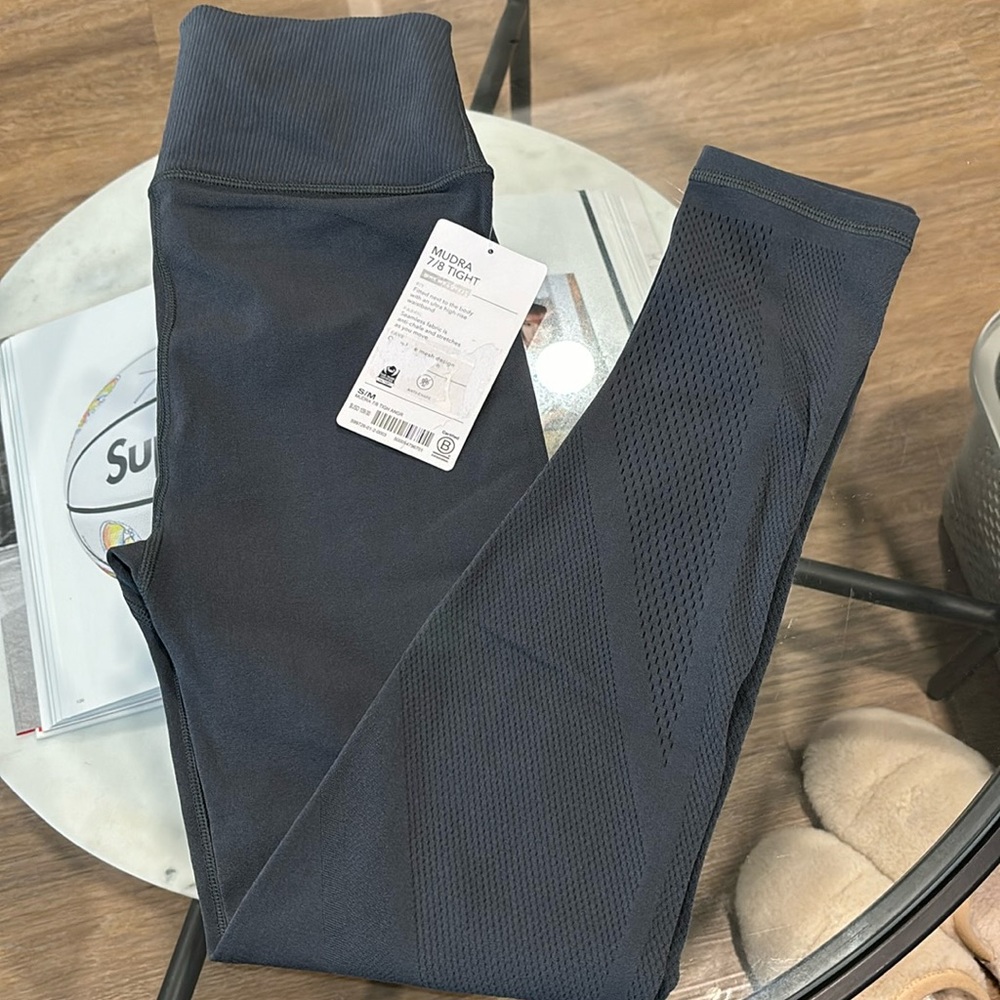 Athleta Mudra 7/8 Tight leggings in Anthracite Grey